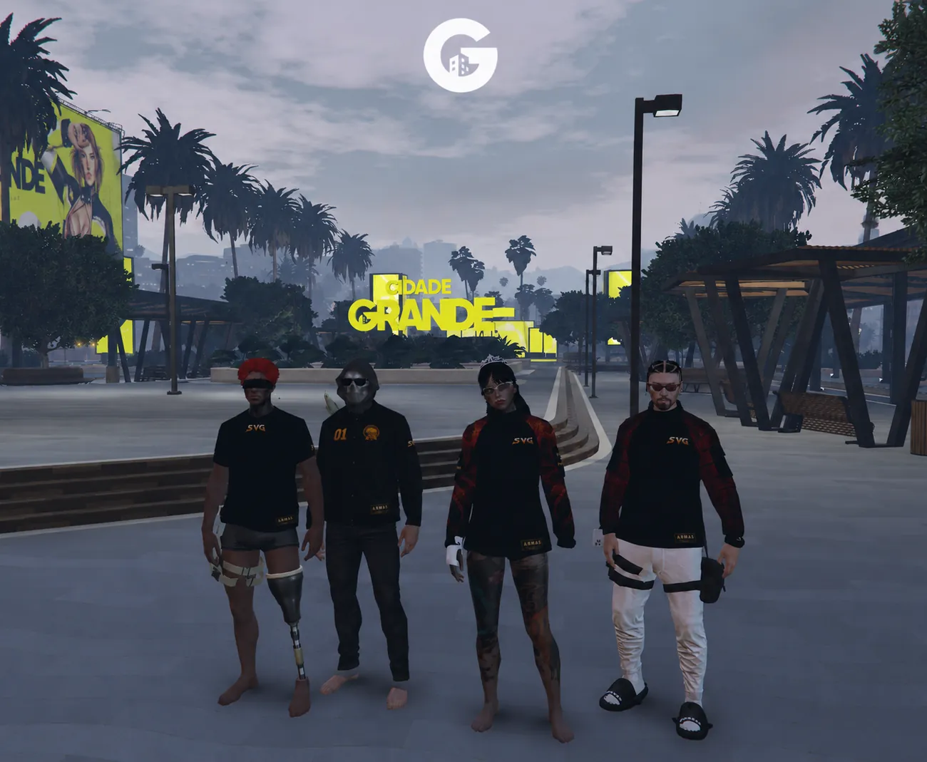 Quatro membros da Savage com a camisa SVG na praça da Cidade Grande